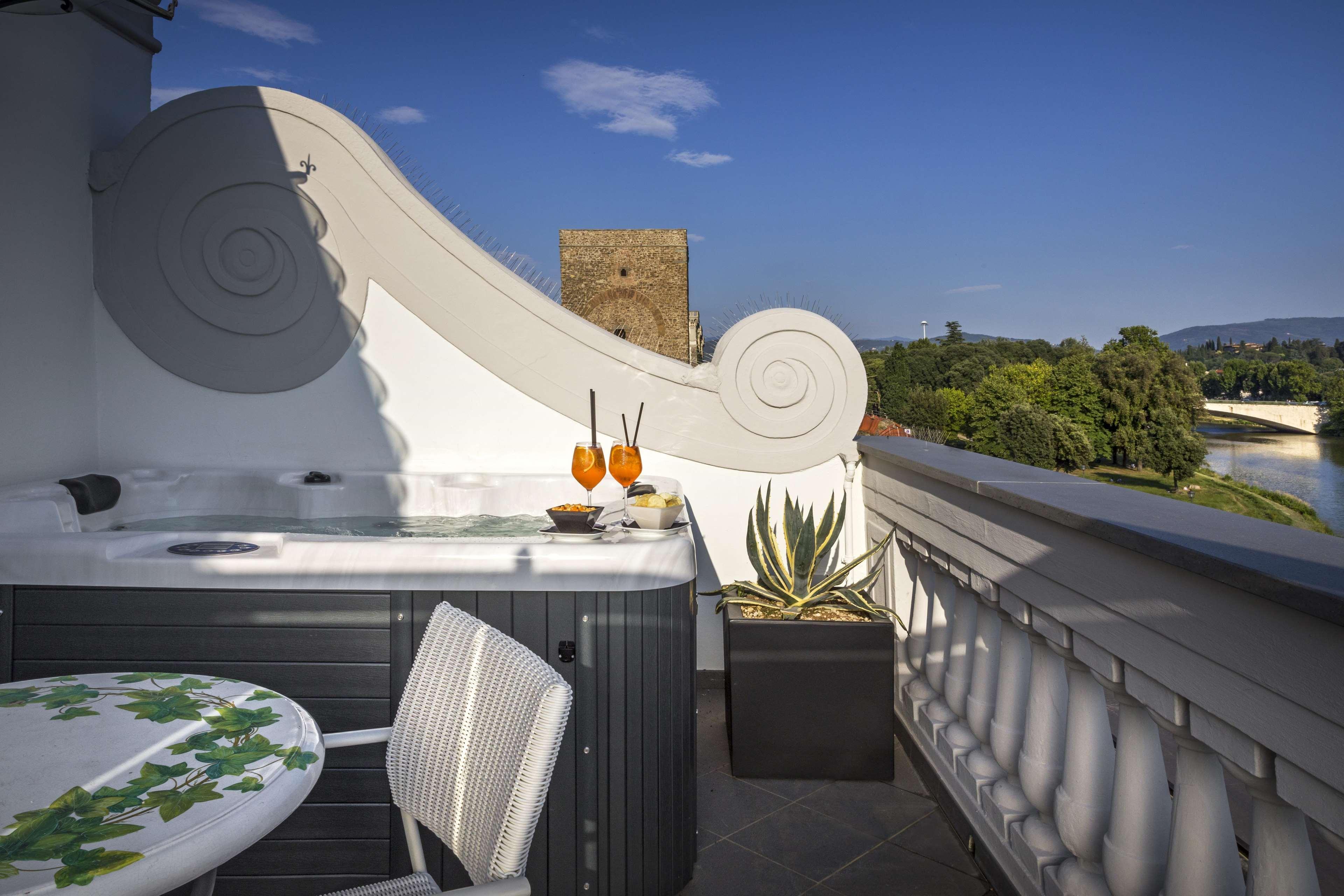 Lhp Hotel River & Spa Firenze Esterno foto A balcony