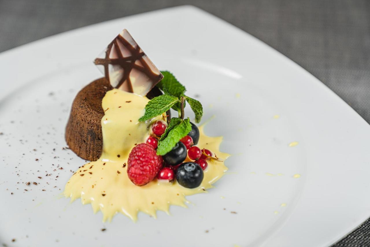 Lhp Hotel River & Spa Firenze Esterno foto A chocolate pudding with custard and fruit