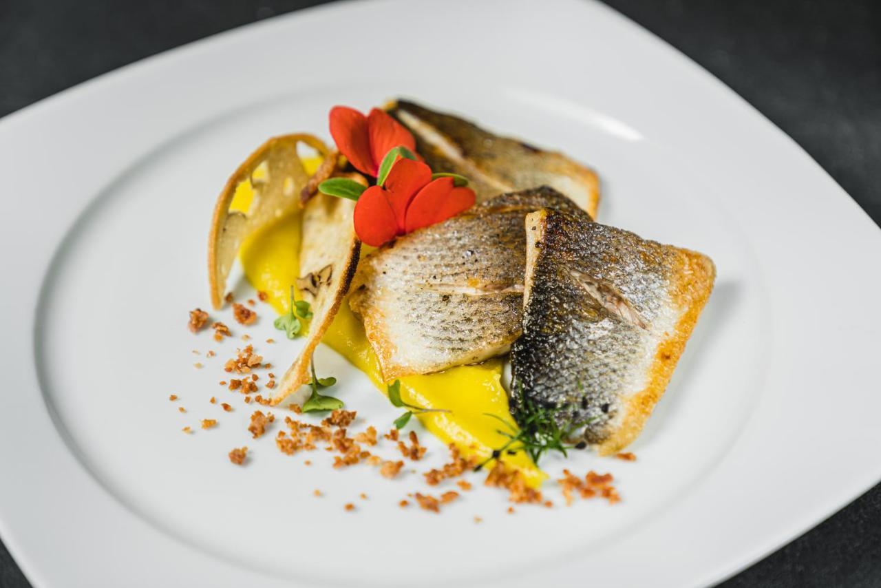Lhp Hotel River & Spa Firenze Esterno foto A prepared dish of European sea bass